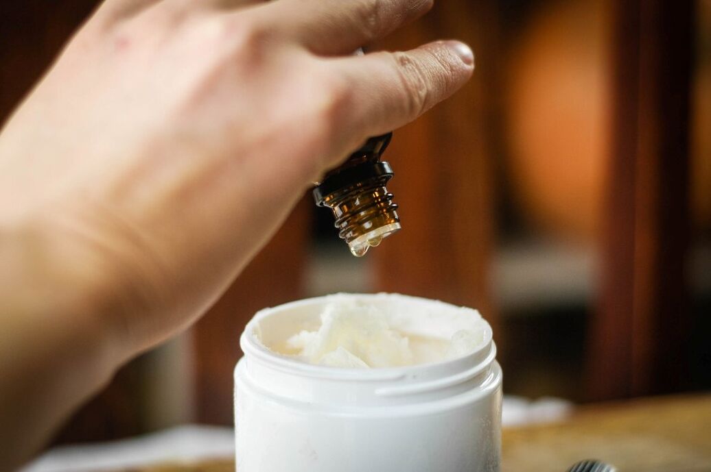 Do not immediately add essential oil to a large amount of cream - it is best to enrich a single serving at a time. 